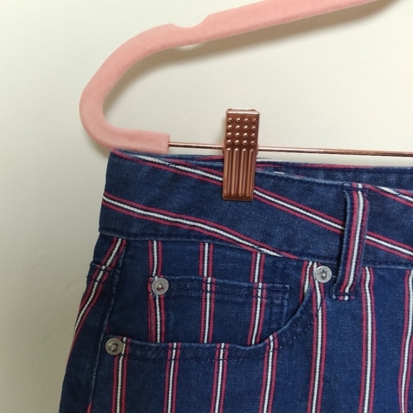 American Eagle Dark Wash Denim Hi Rise Mini Skirt with Raw Hem Size 6 - Picture 5 of 13